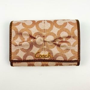 Authentic COACH  42458
✨Parker OP Art Compact Clutch✨ New with Tag, Never Used.
